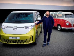 Jozef Kabaň, šéfdesignér značky Volkswagen, u ID. Buzz a T1.