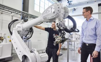 Noví roboti ABB pomůžou např. s montáží baterií pro elektromobily. foto: ABB