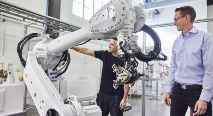 Noví roboti ABB pomůžou např. s montáží baterií pro elektromobily. foto: ABB