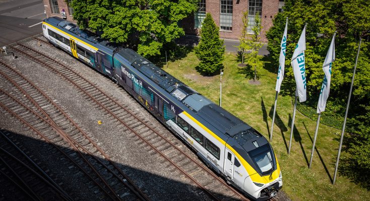 První představení vodíkové jednotky Mireo Plus H od společnosti Siemens Mobility a přívěsu pro skladování vodíku pro rychlé doplňování paliva od Deutsche Bahn
