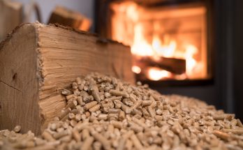 Topení dřevem je v současné době jedním z cenově nejdostupnějších způsobů vytápění domů. foto: Klastr Česká peleta