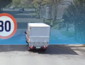 Tzv. geofencing, tedy virtuální ohraničení vymezené oblasti, umožňuje vytvořit zónu, v níž vozidla automaticky zpomalí, aniž by bylo nutné spoléhat na to, že si řidič všimne značky omezující rychlost