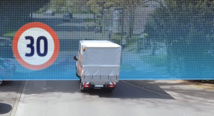 Tzv. geofencing, tedy virtuální ohraničení vymezené oblasti, umožňuje vytvořit zónu, v níž vozidla automaticky zpomalí, aniž by bylo nutné spoléhat na to, že si řidič všimne značky omezující rychlost
