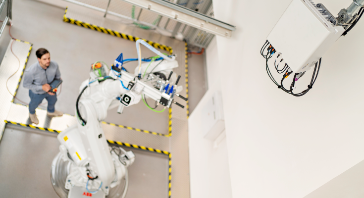 Privátní síť 5G umožní digitálně propojenému výrobnímu závodu zavést nové technologie mimo jiné z Průmyslu 4.0, rozsáhlejší využití umělé inteligence nebo další rozvoj v oblasti sdílených dat. Další možnosti k využití nabízí inteligentní síťové propojení robotů a bezdrátové sdílení údajů mezi montážními stanicemi. foto: Škoda Auto