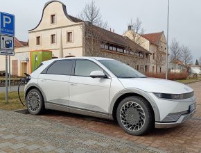 Elektromobil Hyundai Ioniq 5 vypadá v kombinaci bílé a šedé velmi zajímavě. foto: Hybrid.cz