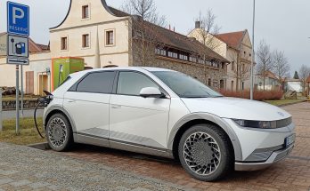Elektromobil Hyundai Ioniq 5 vypadá v kombinaci bílé a šedé velmi zajímavě. foto: Hybrid.cz