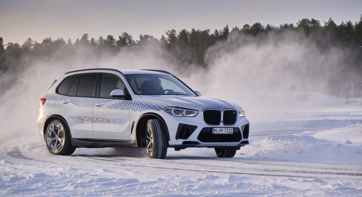 BMW se chystá vyrobit méně než 100 kusů vodíkového auta BMW iX5 Hydrogen. Je to tak spíš jen marketingový experiment. foto: BMW