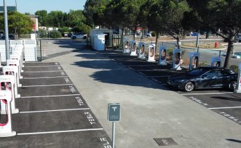 Nabíjecí stanice Tesla Supercharger ve francouzském Avignonu. foto: Tesla