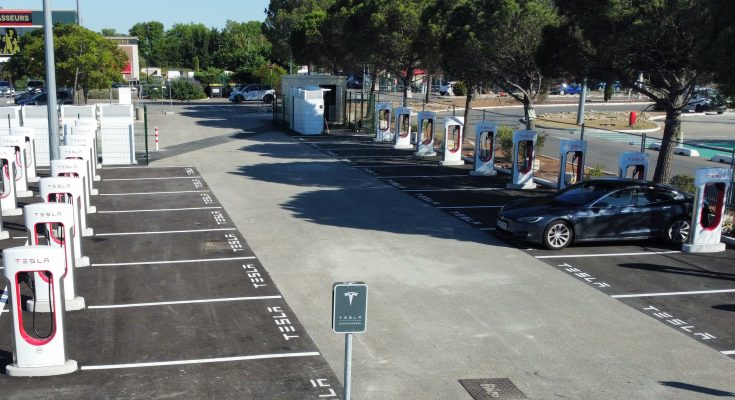 Nabíjecí stanice Tesla Supercharger ve francouzském Avignonu. foto: Tesla