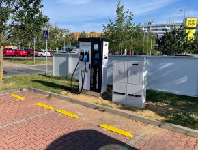 Nová nabíjecí stanice e-station ve STOP SHOP Kladno. foto: e-station