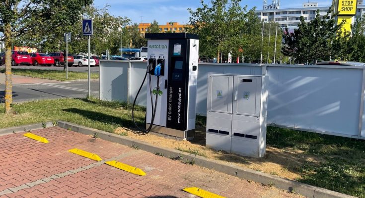 Nová nabíjecí stanice e-station ve STOP SHOP Kladno. foto: e-station