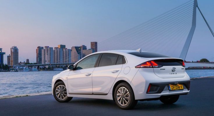 Původní elektromobil Hyundai Ioniq nabízel 28kWh baterii (využitelných) a díky vynikající spotřebě dokázal snadno dosáhnout dojezdu 200 km na jedno nabití. Jeho efektivitě se dnes už téměř žádný moderní elektromobil stejné třídy nedokáže přiblížit. foto: Hyundai