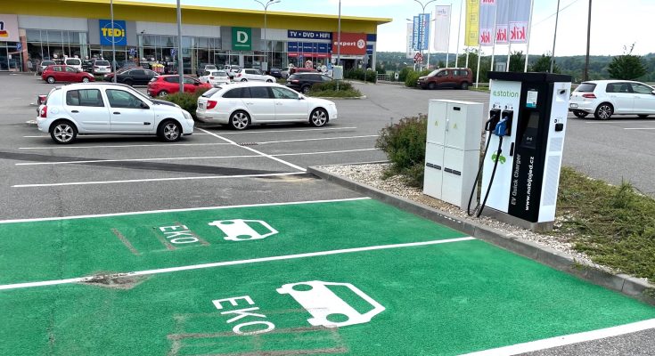 Nabíjecí stanice e-station ve STOP SHOP ZNOJMO. foto: e-station