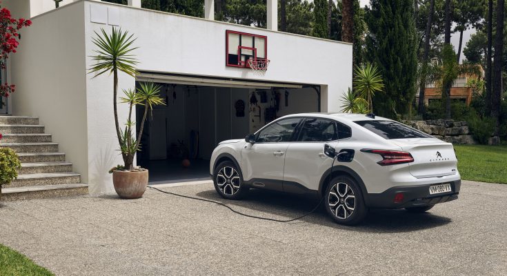 C4 X a ë-C4 X nabízejí díky intuitivnímu rozhraní infotainmentu MyCitroën Drive Plus, které se poprvé objevilo v novém Citroënu C5 X, nejnovější úroveň konektivity.