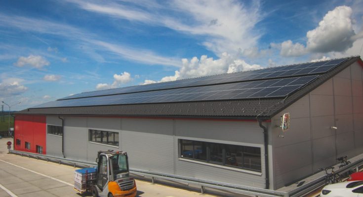 Nově se zvýší podíl obnovitelných zdrojů na výrobu betonové střešní krytiny Betonpres na přibližně 35 % a zároveň klesne spotřeba fosilních zdrojů zhruba k 37 %. foto: Betonpres