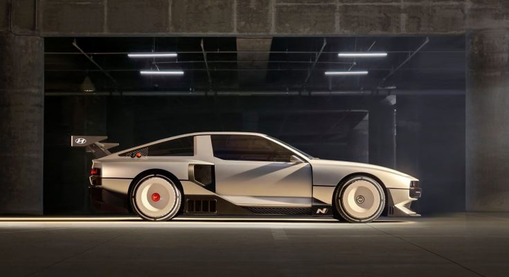 N Vision 74 je vysokovýkonný hybridní model s vodíkovým palivovým článkem inspirovaný koncepty Hyundai N 2025 Vision Gran Turismo a Hyundai Pony Coupe z roku 1974