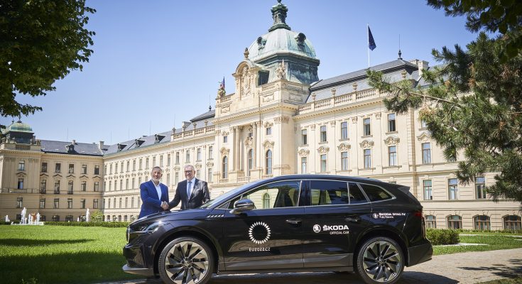 Elektromobily ŠKODA ENYAQ iV zdůrazňují ekologický aspekt českého předsednictví. Všechny mají karoserii v barvě černá Magic a nesou oficiální polepy. foto: Škoda Auto