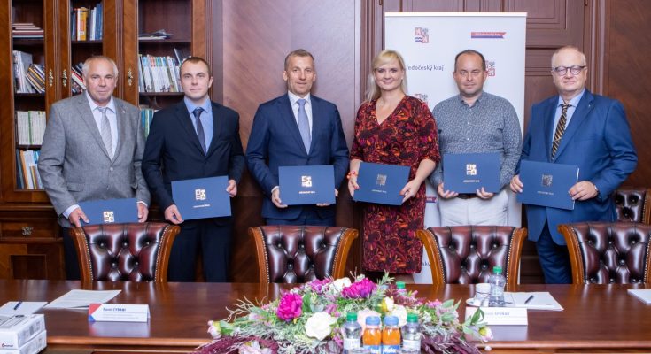 Dokument podepsali hejtmanka Středočeského kraje Petra Pecková, místopředseda představenstva a ředitel divize obchod a strategie ČEZ Pavel Cyrani, člen představenstva a ředitel divize nová energetika Tomáš Pleskač, ředitel Integrované dopravy Středočeského kraje Zdeněk Šponar a ředitel dopravní společnosti Martin Uher Bus Martin Uher.