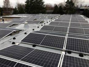 Fotovoltaické solární panely na střeše skladů společnosti ČEPRO. foto: ČEZ ESCO