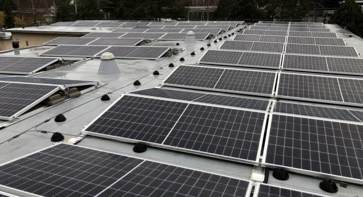 Fotovoltaické solární panely na střeše skladů společnosti ČEPRO. foto: ČEZ ESCO