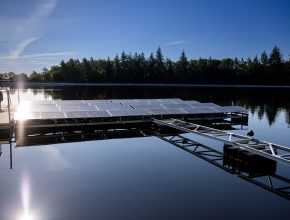 Ministerstvo životního prostředí a Skupina ČEZ uzavřely Memorandum o spolupráci v ochraně klimatu, energetiky a některých souvisejících oblastech. Obě strany budou spolupracovat na komplexní dekarbonizaci všech segmentů české ekonomiky.