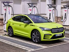 Elektromobil Škoda Enyaq iV u nabíjecí stanice Ionity, kde funkce Plug & Charge samozřejmě také funguje. foto: Škoda Auto