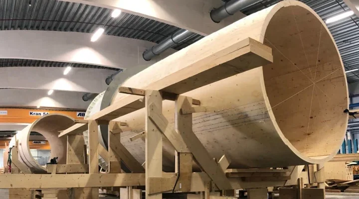 Díly dřevěného tubusu větrné elektrárny společnosti Modvion. foto: Modvion