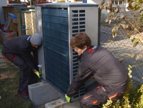 Instalace tepelného čerpadla typu vzduch-voda u rodinného domu. foto: Acetex.cz