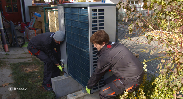 Instalace tepelného čerpadla typu vzduch-voda u rodinného domu. foto: Acetex.cz