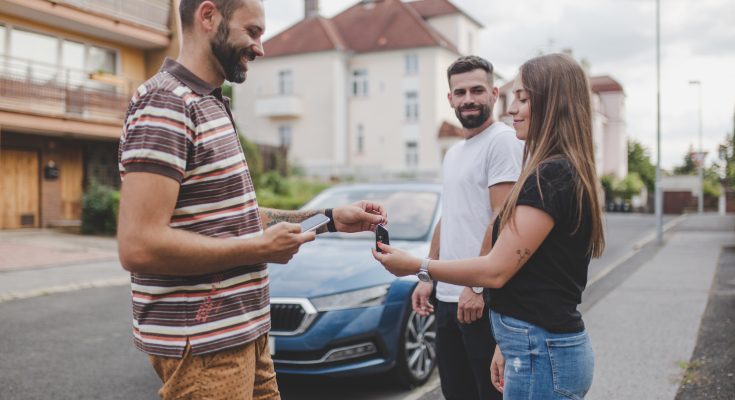 HoppyGo jsou auta od lidí pro lidi. Pomocí aplikace spojujeme majitele aut se zájemci o pronájem vozu. Nepřidává do provozu další auta, využívá ta, která by jinak stála na parkovišti. foto: HoppyGo