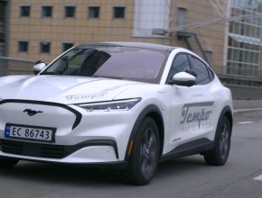 Nová generace řidičů bude mít velký vliv na to, jak rychle elektromobily nahradí vozy na benzin a naftu. Absolvování řidičských zkoušek může být pro mnoho lidí obávanou výzvou, ale Mustang Mach-E pomáhá řidičský výcvik usnadnit a zpříjemnit.