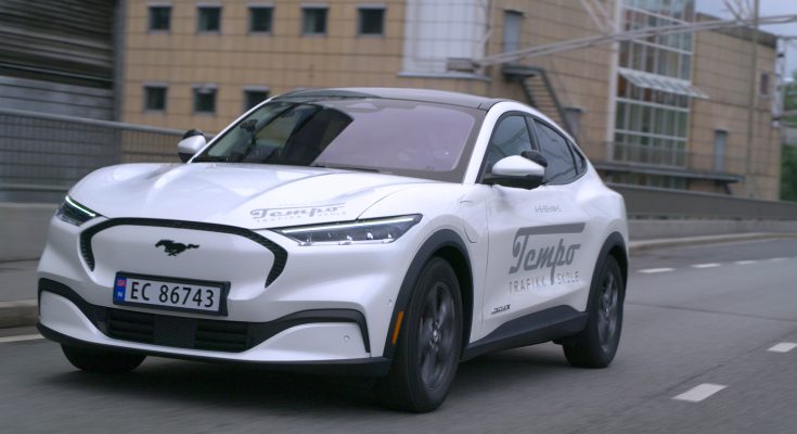 Nová generace řidičů bude mít velký vliv na to, jak rychle elektromobily nahradí vozy na benzin a naftu. Absolvování řidičských zkoušek může být pro mnoho lidí obávanou výzvou, ale Mustang Mach-E pomáhá řidičský výcvik usnadnit a zpříjemnit.