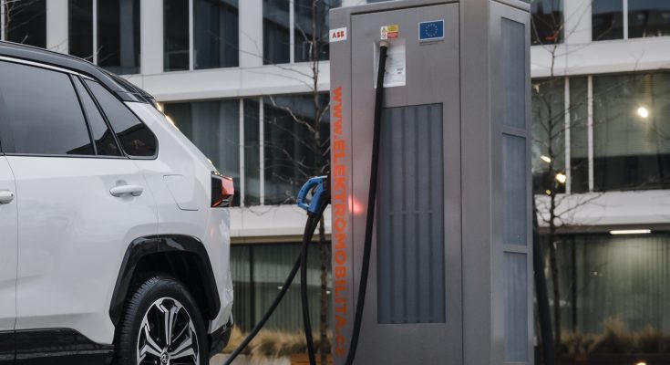 Nabíjecí stanice pro elektromobily. foto: Toyota