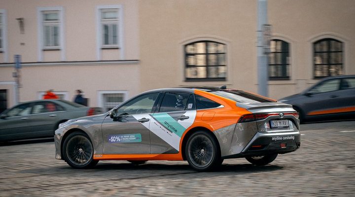 Vodíkové auto Toyota Mirai v barvách carsharingu Anytime. foto: Anytime