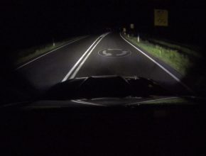 Ford zkouší technologii světlometů, která pomáhá řidičům sledovat silnici
