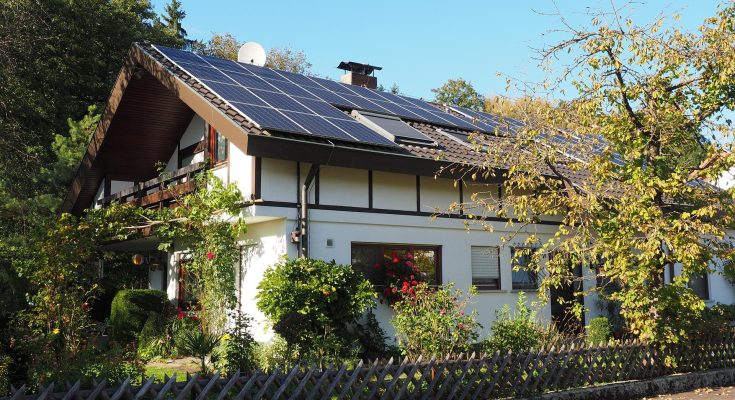 Fotovoltaické solární elektrárny zažívají v Česku díky obrovskému růstu cen elektřiny opět boom. foto: Hans, licence Pixabay