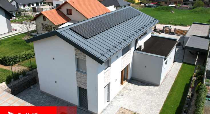 Skupina SolidSun poskytuje komplexní řešení fotovoltaických elektráren od A do Z pro soukromé i firemní objekty. Kromě návrhu a realizace FVE včetně zajištění dokumentace a vyřízení veškeré administrativy vykupuje přebytky, stará se o servis elektrárny a díky dohledovému centru, které funguje 24/7, hlídá její správnou funkčnost.