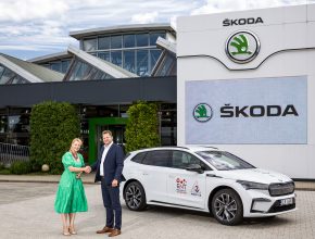 Eva Svobodová, MBA členka představenstva a generální ředitelka AMSP ČR, přebírá plně elektrický vůz ŠKODA ENYAQ iV určený pro Asociaci malých a středních podniků a živnostníků ČR.