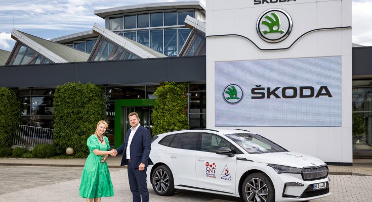 Eva Svobodová, MBA členka představenstva a generální ředitelka AMSP ČR, přebírá plně elektrický vůz ŠKODA ENYAQ iV určený pro Asociaci malých a středních podniků a živnostníků ČR.
