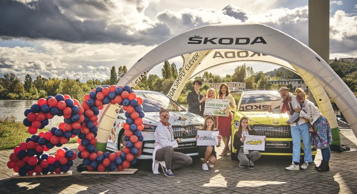 Se zdravotními klauny a vítězkami Marií Gaubovou a Annou Isabel Baslerovou na fotografii zprava: členka představenstva ŠKODA AUTO za oblast Lidé a kultura Maren Gräf, ředitelka fundraisingu a marketingu organizace Zdravotní klaun Alena Seoud a herec Josef Trojan, který akcí provázel. foto: Škoda Auto