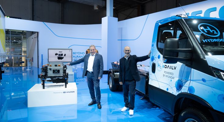 (Zleva) Martin Zeilinger, vedoucí technického vývoje užitkových vozidel ve společnosti Hyundai Motor Company and Marco Liccardo, ředitel pro oblast techniky a digitalizace ve společnosti Iveco Group. foto: Hyundai