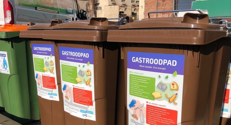Hnědé popelnice určené pro tříděný kuchyňský odpad. foto: EFG