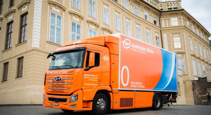 Vodíkový náklaďák Hyundai XCIENT Fuel Cell 2021 je vybaven systémem palivových článků na vodík o celkovém výkonu 180 kW. Systém sestává ze dvou 90kW sad optimalizovaných palivových článků. Při plnění vodíku se využívá tlak 350 barů. foto: Gebrüder Weiss