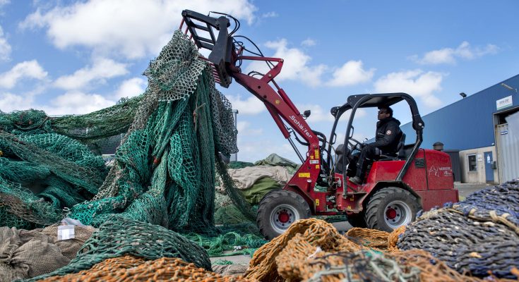 Cílem BMW Group je do roku 2030 ve svých nových vozech používat termoplasty vyrobené ze 40 % z recyklovaného materiálu.