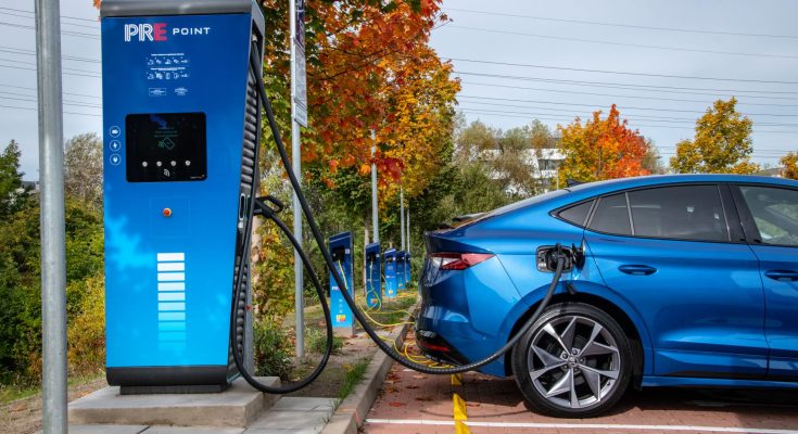 PRE a Škoda Auto otevřeli nový nabíjecí hub. Nabízí 1x ultrarychlá dobíjecí stanice s výkonem 150 kW + 5x AC dobíjecí stanice s výkonem 2x 22 kW. foto: PRE