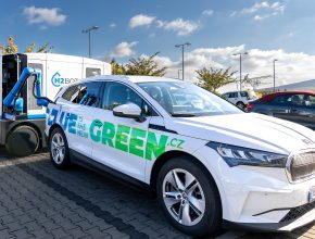 H2BOT je poloautonomní vodíková nabíječka elektromobilů. foto: DEVINN