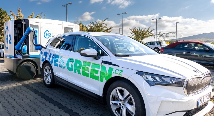 H2BOT je poloautonomní vodíková nabíječka elektromobilů. foto: DEVINN