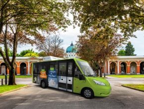 Hřbitovní elektrobus na centrálním vídeňském hřbitově, jednom z největších v Evropě. foto: © Friedhöfe Wien_Andreas Kuffner