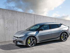 EV6 GT disponuje elektronickým samosvorným diferenciálem (e-LSD); speciálním jízdním režimem GT a volitelným režimem ‚Drift‘