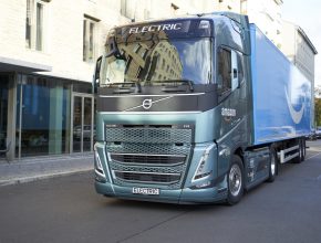 Elektrický tahač Volvo FH Electric: kapacita baterie 540 kWh, trvalý výkon až 490 kW, dojezd až 300 km na jedno nabití. foto: Volvo Trucks